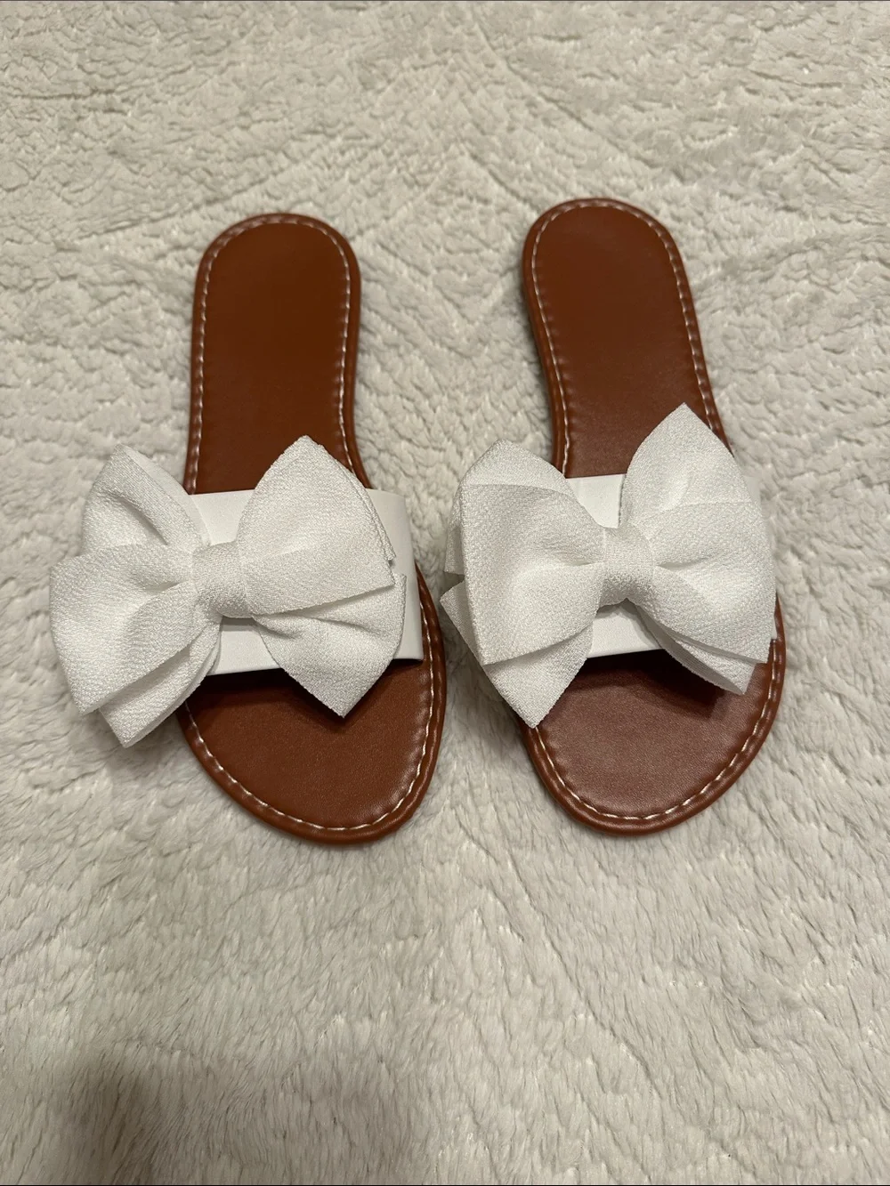 New White Bow Slide Sandals on Brown Footbed. Size 9
